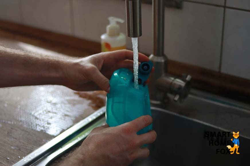 Der Frischwassertank wird befüllt: Leifheit Regulus Aqua PowerVac